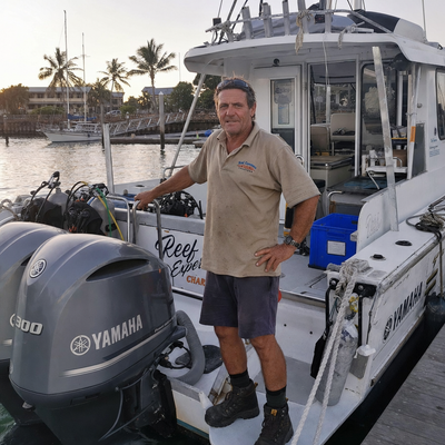 Er besitzt ein Boot – und die Motorbolzen, Bilgenpumpenan...