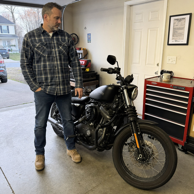 Er schraubt an seinen eigenen Bikes – Harley, BMW, Triump...